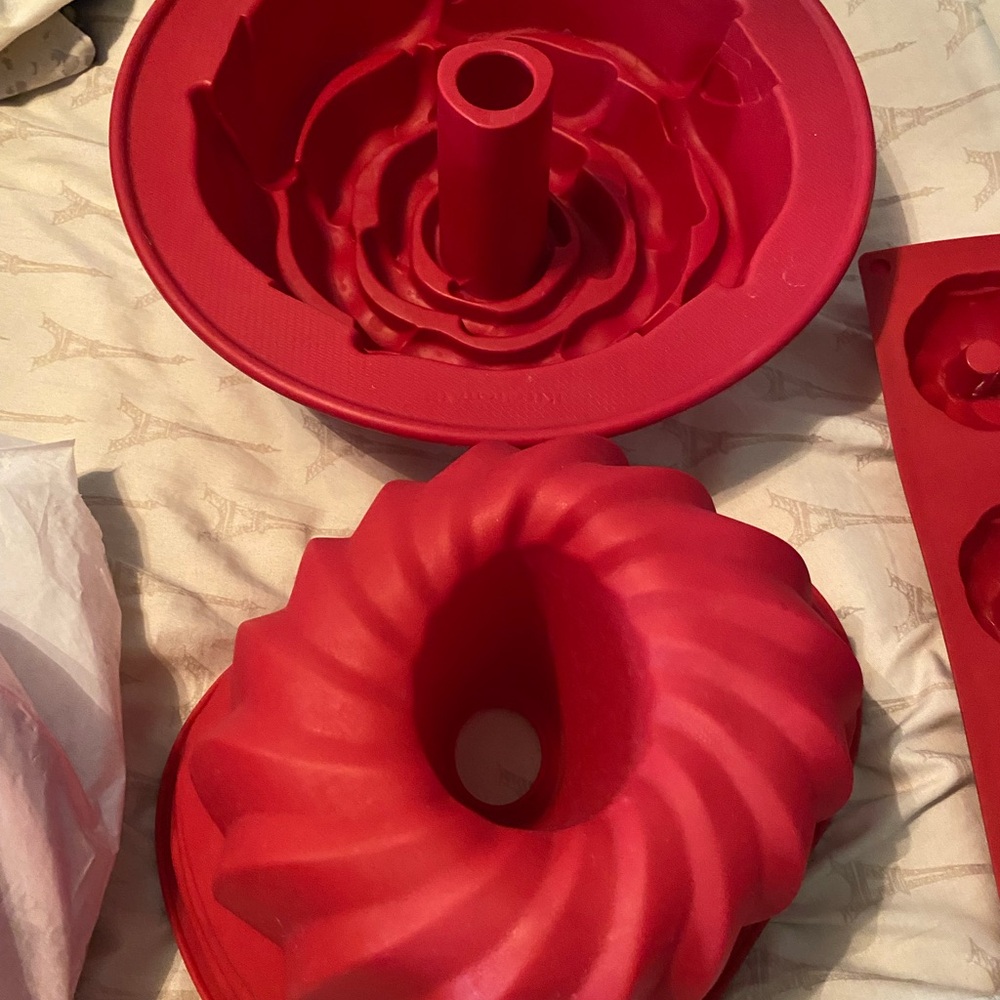 Source Unknown Red Silicone Cake Mold Set - Picture 6 of 9
